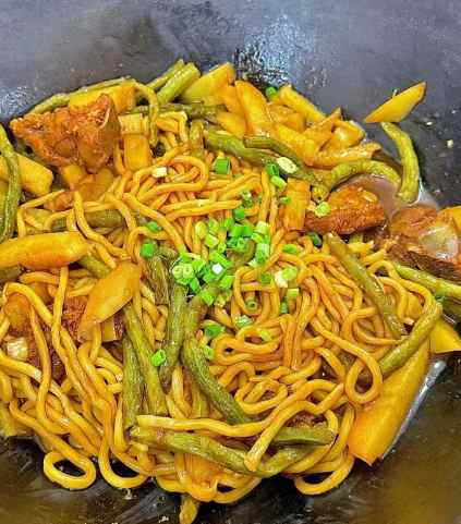 鐵鍋燜麵